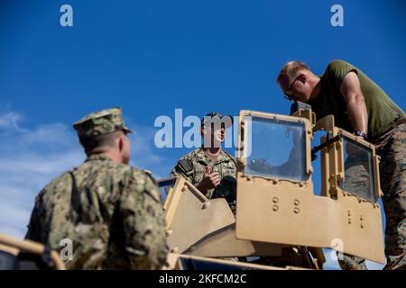 Le personnel de la Marine américaine qui a suivi le cours d'instructeur de tactique de guerre amphibie de la Marine américaine (AMW-WTI) reçoit un mémoire de capacité sur un véhicule protégé par Ambush résistant aux mines d'un Bataillon de logistique de combat 22, 2D Marine Logistics Group, II Marine Expeditionary Force on 7 septembre 2022, sur le camp de base du corps maritime Lejeune, Caroline du Nord. II les unités du MEF ont donné aux élèves de l'AMW-WTI des mémoires sur les capacités afin des familiariser avec l'environnement terrestre, les considérations de planification et l'exposition à tous les éléments de la Force maritime de la flotte. Banque D'Images