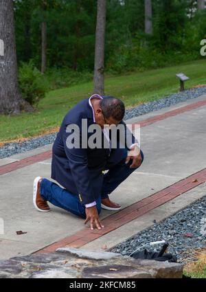 Luis R. Clemente prend un genou en l'honneur de son père, Roberto Clemente, lors d'une cérémonie de pose de briques au Musée national du corps des Marines à Triangle, Virginie, le 7 septembre 2022. La cérémonie a eu lieu pour commémorer le père de Luis, Roberto Clemente, la Major League Baseball Hall of Famer et U.S. Marine. (Photo DU corps des Marines DES ÉTATS-UNIS par lance Cpl. Kayla Leclaire) Banque D'Images