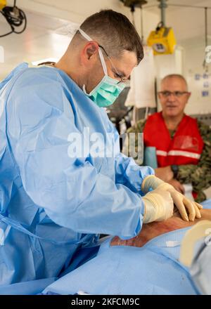 NORFOLK (sept 7, 2022) Cmdr. Joseph Fitspatrick, chirurgien affecté à un système de réanimation chirurgical expéditionnaire (ERSS) du Centre médical naval de Portsmouth, effectue une chirurgie d'urgence et des soins traumatiques avancés sur un mannequin lors d'un test de concept réaliste à bord du quai d'atterrissage de classe Whidbey Island, USS Tortuga (LSD-46), le 7 septembre 2022. L'ERSS est conçu pour fournir des capacités médicales avancées au point de blessure le plus proche, soit à flot, sous-marin ou à terre, pendant les opérations de combat ou d'urgence dans un environnement maritime distribué. Banque D'Images