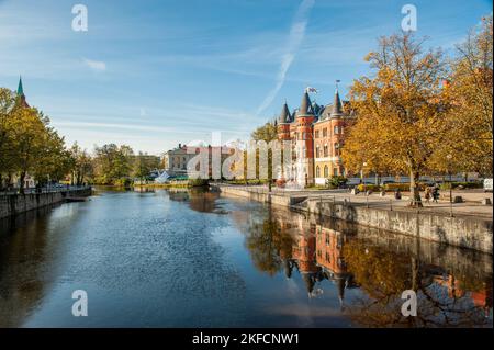 Svartån ou « rivière noire » traversant le centre-ville d'Örebro, la capitale du comté de Närke, en automne en Suède Banque D'Images