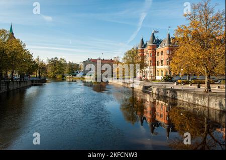 Svartån ou « rivière noire » traversant le centre-ville d'Örebro, la capitale du comté de Närke, en automne en Suède Banque D'Images