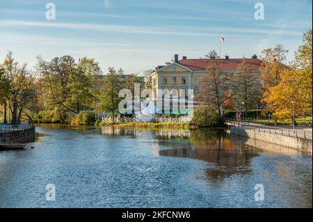 Svartån ou « rivière noire » traversant le centre-ville d'Örebro, la capitale du comté de Närke, en automne en Suède Banque D'Images