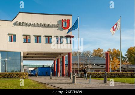 Université d'Örebro en automne en Suède. Elle a obtenu le statut d'université en 1999 et compte actuellement environ 17000 étudiants. Banque D'Images