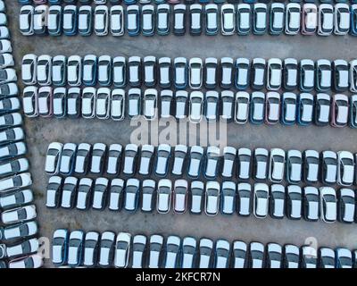 NANNING, CHINE - 16 NOVEMBRE 2022 - photo aérienne prise le 16 novembre 2022 montre des voitures à vendre et divers véhicules énergétiques neufs dans un parking de Nannin Banque D'Images