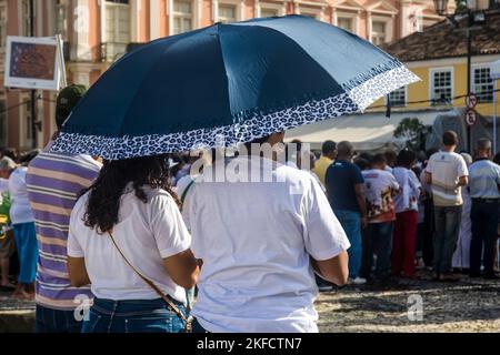 Salvador, Bahia, Brésil - 26 mai 2016: Les adorateurs catholiques avec parasols attendent la cérémonie du jour du Corpus Christ dans la ville de Salv Banque D'Images