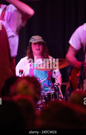 Avis tardif, un groupe de garage étudiant de l'État de Caroline du Nord joue un concert dans le centre-ville de Raleigh, en Caroline du Nord, devant une grande foule avec des lumières au néon et une excellente atmosphère. Banque D'Images