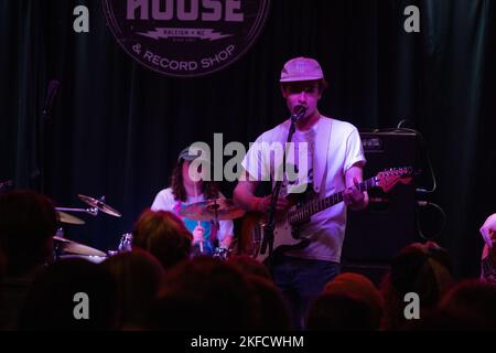 Avis tardif, un groupe de garage étudiant de l'État de Caroline du Nord joue un concert dans le centre-ville de Raleigh, en Caroline du Nord, devant une grande foule avec des lumières au néon et une excellente atmosphère. Banque D'Images