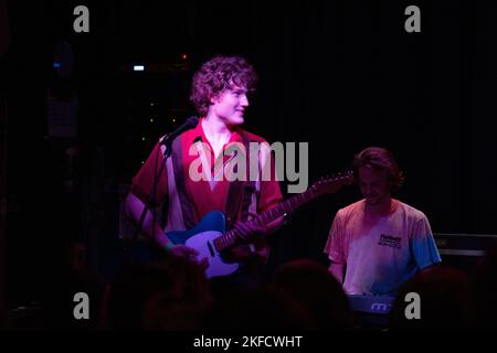 Avis tardif, un groupe de garage étudiant de l'État de Caroline du Nord joue un concert dans le centre-ville de Raleigh, en Caroline du Nord, devant une grande foule avec des lumières au néon et une excellente atmosphère. Banque D'Images