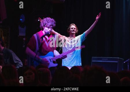 Avis tardif, un groupe de garage étudiant de l'État de Caroline du Nord joue un concert dans le centre-ville de Raleigh, en Caroline du Nord, devant une grande foule avec des lumières au néon et une excellente atmosphère. Banque D'Images