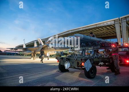 Les spécialistes des systèmes d'armement des avions de la US Air Force affectés à la 125th Fighter Wing à Jacksonville, Floride, chargent des armes sur un F-15C Eagle, le 7 septembre 2022. Banque D'Images