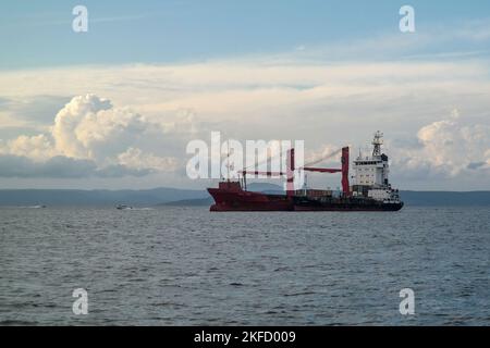 Un cargo dans les environs de la ville portuaire de Vladivostok, Russie Banque D'Images