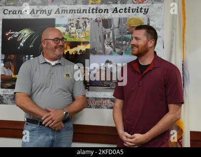 Jay Carr, adjoint au commandant du Commandement des munitions interarmées, a récemment reconnu plusieurs membres de l'effectif de l'Armée de la grue. Les employés ont été reconnus pour leurs réalisations et leurs contributions dans leurs efforts visant à aider l'ACAA à continuer de soutenir l'armée américaine et ses combattants. Banque D'Images