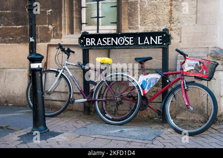 Vélos garés dans Brasenose Lane, une allée pittoresque au coeur de la ville historique d'Oxford. La voie est flanquée de 3 collèges historiques de l'université Banque D'Images