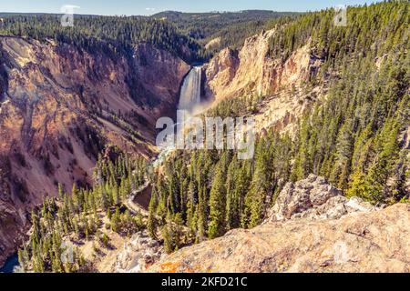 Regardez vers le bas ou en face de Lower Yellowstone Falls dans le parc national de Yellowstone, États-Unis. L'eau coule et se déverse sur des rochers escarpés dans le canyon de Yellowstone. Banque D'Images