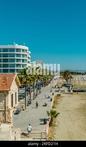 Vue verticale sur la plage de Finikoudes depuis le château de Larnaca Banque D'Images