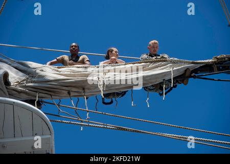 BOSTON (8 septembre 2022) la marine américaine effectue l'entretien des voiles à bord de l'USS Constitution. USS Constitution, le plus ancien navire de guerre au monde, a joué un rôle crucial dans les guerres de Barbarie et la guerre de 1812, défendant activement les voies maritimes de 1797 à 1855. Pendant les opérations normales, les marins actifs stationnés à bord de l’USS Constitution offrent des visites gratuites et des visites publiques à plus de 600 000 000 personnes par an, tout en soutenant la mission du navire de promouvoir l’histoire et le patrimoine maritime de la Marine et de sensibiliser la population à l’importance d’une présence navale soutenue. ÉTATS-UNIS Banque D'Images