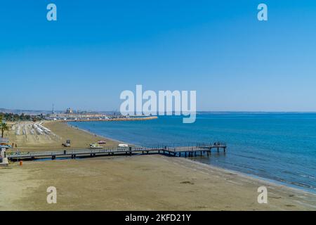 Vue panoramique sur la plage de Finikoudes dans le centre de Larnaca Banque D'Images