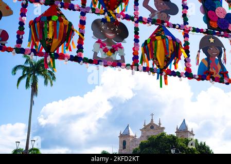 Un petit angle de décorations colorées contre un ciel nuageux pour le festival de Sao Joao à Salvador, Bahia Banque D'Images