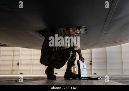 Sergent d'état-major Terrence Ward, technicien en carburants d'aéronefs du 911th Escadron de maintenance, vérifie une commande technique après avoir pris l'avion de la zone sous le plancher d'un C-17 Globemaster III à la station de réserve aérienne de l'aéroport international de Pittsburgh, Pennsylvanie, le 8 septembre 2022. Les aviateurs doivent pénétrer dans la zone sous le sol pour déconnecter le système de production de gaz inerte embarqué avant de travailler sur le circuit de carburant afin d'assurer un environnement de travail sûr. Banque D'Images