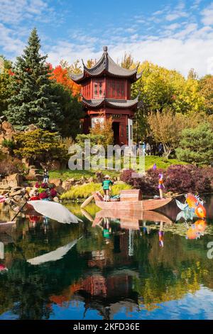 Exposition annuelle de la magie des lanternes à Dream Lake avec le pavillon Tour des nuages condenseurs dans le jardin chinois en automne, jardin botanique de Montréal. Banque D'Images