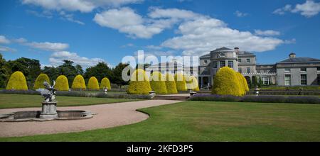 Shugborough hôtel particulier avec l'If clippé orné dômes fontaine à eau sur le gravier chemin qui mène à la maison à la fin de l'été Cannock Chase Salon Milford St Banque D'Images