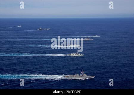 Océan Atlantique. 7th novembre 2022. Le premier porte-avions de classe USS Gerald R. Ford (CVN 78) vole dans l'océan Atlantique en formation avec la frégate allemande FGS Hessen (F 221), le croiseur à missiles guidés de classe Ticonderoga USS Normandy (CG 60), la frégate danoise HDMS Peter Willemoes (FFH 362), la frégate canadienne NCSM Montréal (FFH 336), Le destroyer de missile guidé de classe Arleigh Burke USS Thomas Hudner (DDG 116), la frégate espagnole Armada Ãlvaro de BazÃn (F 101), la frégate néerlandaise HNLMS de Zeven Provincien (F 802), la frégate française FS Chevalier Paul (D 621), la frégate néerlandaise HNLMS Van Amstel (F 831) et Arlei (F Banque D'Images