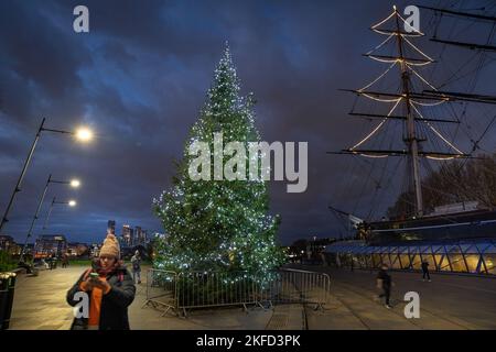 Londres, Royaume-Uni. 17th novembre 2022. Noël lumières et décorations festives autour de Royal Greenwich y compris Cutty Sark navire. Credit: Guy Corbishley/Alamy Live News Banque D'Images