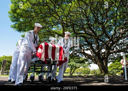 Honolulu, Hawaï, États-Unis. 9th novembre 2022. Les marins de la marine américaine affectés à la région navale d'Hawaï et à l'agence de comptabilité de la défense POW/MIA (DPAA) organisent une cérémonie d'internement au cimetière national du Pacifique, à Honolulu, à Hawaï, en novembre. 9, 2022. Les membres de la DPAA et les membres de la famille présents ont rendu hommage à la vie de Clarence A. Blaylock, un pompier de la marine américaine de classe 3rd, qui a été affecté à l'USS Oklahoma lorsque le navire a été attaqué par des avions japonais pendant la Seconde Guerre mondiale Blaylock a été pris en compte sur 29 juillet 2019, près de 80 ans après les attaques sur Pearl Harbor. Banque D'Images