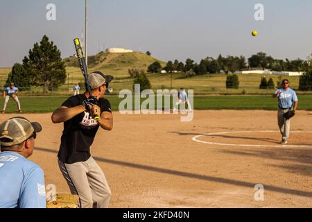 Un soldat affecté à Bravo Company, 52nd Brigade Engineer Battalion, 2nd Stryker Brigade combat Team, 4th Infantry Division, se prépare à balancer à un softball pendant la finale d'un tournoi de softball de brigade, le 8 septembre, à ft. Carson. La brigade a organisé le tournoi pour promouvoir la cohésion de l'équipe dans l'ensemble de l'organisation. Photo de l'armée américaine par le Maj. Jason Elmore. Banque D'Images