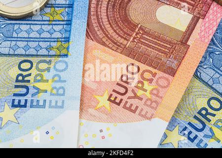 Pièce en euros en plus des billets de banque en monnaie papier de vingt et dix euros. Banque D'Images