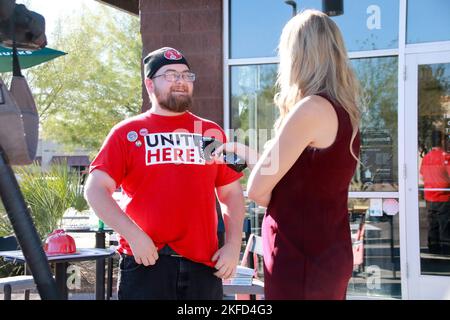 Un syndicaliste grève en solidarité avec les travailleurs du magasin Starbucks de Power and Baseline qui ont participé à la grève nationale d'une journée à Mesa, Arizona, États-Unis, sur 17 novembre 2022. Plus de 2 000 employés de 112 sites Starbucks sont en grève dans ce qu'ils appellent la rébellion de la coupe Rouge pour protester contre les représailles prises contre les partisans syndicaux dans tout le pays. Il s'agit de la plus grande journée d'action nationale coordonnée menée par les magasins Starbucks dans l'histoire de la campagne. (Photo par: Alexandra Buxbaum/Sipa USA) crédit: SIPA USA/Alay Live News Banque D'Images