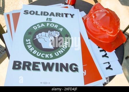 Des affiches ont posé une table pour les employés du magasin Starbucks de Power and Baseline qui ont participé à la grève nationale d'une journée à Mesa, Arizona, États-Unis, sur 17 novembre 2022. Plus de 2 000 employés de 112 sites Starbucks sont en grève dans ce qu'ils appellent la rébellion de la coupe Rouge pour protester contre les représailles prises contre les partisans syndicaux dans tout le pays. Il s'agit de la plus grande journée d'action nationale coordonnée menée par les magasins Starbucks dans l'histoire de la campagne. (Photo par: Alexandra Buxbaum/Sipa USA) crédit: SIPA USA/Alay Live News Banque D'Images