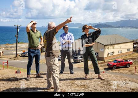 DaN Geltmacher, responsable de la gamme et de l’entraînement, base des Marines à Hawaï, dirige une visite de la gamme U’lupau Crater pour les membres du personnel professionnel lors d’une visite au MCBH, le 8 septembre 2022. Le but de la visite était de discuter de la façon dont la Marine et le corps des Marines s'entraîne dans des situations de conflit futur dans des environnements complexes, et de permettre une perspective plus large sur les opérations et les contributions à la défense nationale. Banque D'Images