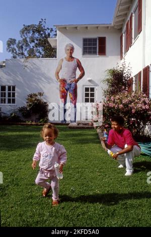 Eileen, l'épouse de Peter Norton, et sa fille dans l'arrière-cour de la maison avec une fresque de Kent Twitchell de l'artiste Don Bachardy à Santa Monica, CA, 1989 Banque D'Images