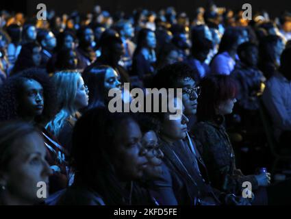 New York, États-Unis. 17th novembre 2022. Le public écoute les orateurs au Forum de la démocratie de la Fondation Obama au Javits Centre jeudi, à 17 novembre 2022, à New York. Photo par Peter Foley/UPI crédit: UPI/Alay Live News Banque D'Images