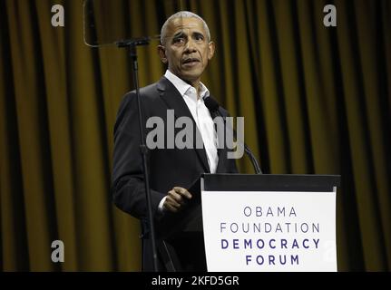 New York, États-Unis. 17th novembre 2022. L'ancien président américain Barack Obama s'est prononcé jeudi au Forum de la démocratie de la Fondation Obama au Javits Centre, à 17 novembre 2022, à New York. Photo par Peter Foley/UPI crédit: UPI/Alay Live News Banque D'Images