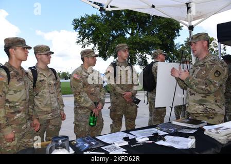 Le capitaine Byron Zajdel, à droite, officier des opérations de la Brigade spatiale 1st, parle avec les cadets de l'Académie militaire des États-Unis de leur avenir possible en tant qu'officier des opérations spatiales de la zone fonctionnelle spatiale 40 de l'Armée, le 8 septembre, pendant la semaine de la branche à West point, La semaine de la branche de New York offre aux cadets la possibilité d’explorer des options de carrière en apprenant à connaître les branches et les secteurs fonctionnels de l’Armée de terre. Pour ceux qui représentent l'équipe de FA40, la semaine de la branche leur a donné le temps d'expliquer l'importance de l'espace de l'Armée de terre et d'identifier les cadets intéressés à devenir des officiers des opérations spatiales. Banque D'Images