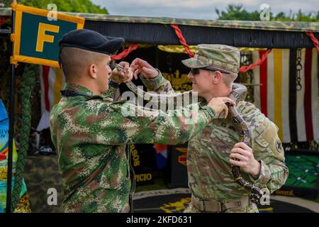 Colombie. 8th novembre 2022. Un soldat affecté au 2nd Bataillon, 130th Infantry Regiment, 33rd Infantry Brigade combat Team, Illinois Army National Guard tient un serpent qui représente la prédominance de l'armée colombienne dans les opérations de la jungle avant la cérémonie d'ouverture de l'exercice Southern Vanguard 23 le novembre. 8, 2022 à la base militaire de Tolemaida, Colombie. L'exercice Southern Vanguard est le premier exercice d'entraînement de l'armée américaine du Sud qui se déroule aux niveaux opérationnel et tactique, dans le but d'accroître l'interopérabilité entre les forces américaines et occidentales. Itération de cette année, ex Banque D'Images