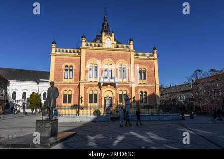 Novi Sad: Palais de l'évêque du diocèse de Backa (Vladicanski Dvor), et statue de Jovan Jovanovic. Serbie Banque D'Images