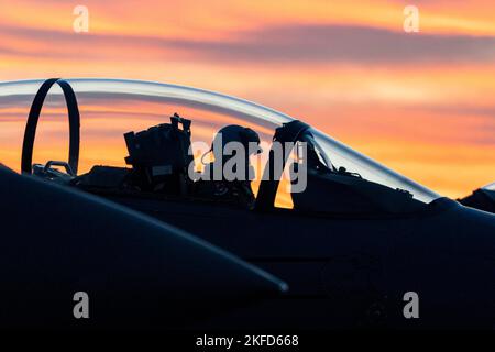 RAF Lakenheath, Suffolk, Royaume-Uni. 9th novembre 2022. Un pilote de la Force aérienne américaine affecté au 492nd Fighter Squadron effectue des vérifications avant le vol sur un F-15E Strike Eagle avant les exercices de vol de nuit à la Royal Air Force Lakenheath, en Angleterre, en novembre. 9, 2022. Le F-15E peut se battre à basse altitude, de jour comme de nuit et par tous les temps. Credit: US Air Force/ZUMA Press Wire Service/ZUMAPRESS.com/Alamy Live News Banque D'Images