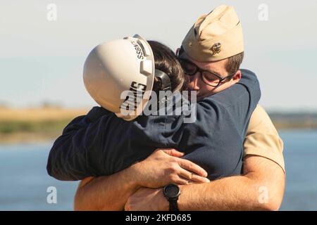 Kings Bay, Géorgie, États-Unis. 21st octobre 2022. Un marin stationné à bord du sous-marin de missiles balistiques de classe Ohio USS Wyoming (SSBN 742)(Blue) embrasse son mari après son retour à sa base sous-marine homeport of Naval Kings Bay, en Géorgie, après une patrouille de dissuasion stratégique de routine qui s'est terminée par une croisière sur le tigre. Les croisières sur le tigre sont l'occasion pour les marins de donner à leurs amis et à leur famille une expérience de première main de la vie en cours à bord d'un navire de mer et d'expérimenter les opérations quotidiennes du navire. La base abrite tous les sous-marins de classe Ohio de la côte est. (Credit image: © U.S. Navy/ZUM Banque D'Images