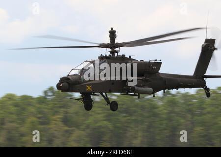 Les pilotes Apache de l'armée américaine affectés au « Lightthorse Squadron », 3rd Squadron, 17th Cavalry Regiment, 3rd combat Aviation Brigade, 3rd Infantry Division, effectuent des attaques simulées de survol de faible intensité avec un hélicoptère AH-64 Apache à côté du « Mustang Squadron », 6th Squadron, 8th Cavalry Regiment, 2nd Armored Brigade combat Team, 3rd ID, Au cours d'un exercice de tir d'armes combinées à fort Stewart, en Géorgie, le 8 septembre 2022. Le 6th Sqn., 8th. Regt., 2nd ABCT, 3rd ID, a terminé la modernisation en juillet dernier, ce qui en fait l'escadron de cavalerie le plus moderne de l'Armée de terre, et se prépare à vaincre toute menace dans les grands-sc Banque D'Images