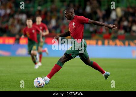 Lisbonne, Portugal. 17th novembre 2022. Nuno Mendes du Portugal en action pendant le match de football amical entre le Portugal et le Nigeria, au stade Alvalade à Lisbonne, Portugal, sur 17 novembre 2022, avant la coupe du monde Qatar 2022. (Image de crédit : © Pedro Fiuza/ZUMA Press Wire) Banque D'Images