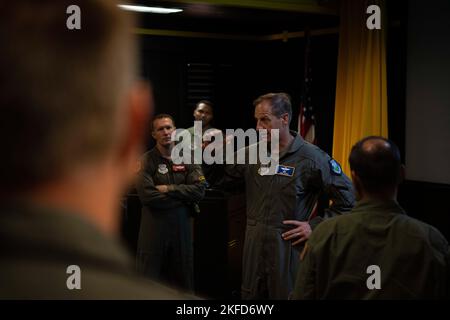 Le général de division Corey Martin de la Force aérienne des États-Unis, commandant de la Force aérienne du 18th septembre, parle avec des aviateurs affectés au 21st e Escadron de transport aérien lors d'une visite de la base aérienne de Travis, en Californie, le 8 septembre 2022. Martin et Sgt. Chad Bickley, chef de commandement de la 18th AF, a visité des unités pour rencontrer des aviateurs contribuant à la mission de mobilité. Banque D'Images