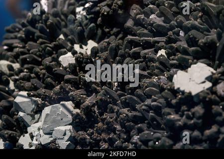 Gros plan du minerai cristallin rare d'origine naturelle Banque D'Images