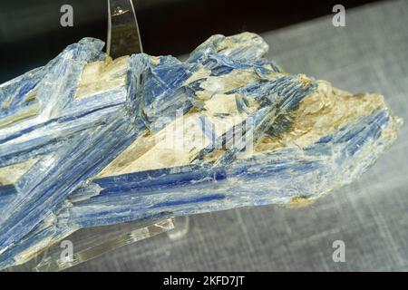 Gros plan du minerai cristallin rare d'origine naturelle Banque D'Images