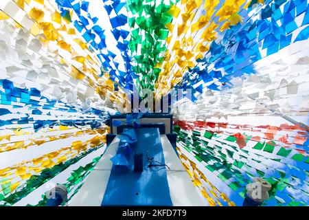 Une vue à angle bas d'une place décorée pour la Festa Junina de Sao Joao dans la ville de Taperoa à Bahia, Brésil. Banque D'Images