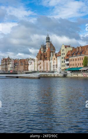 Une photo verticale du musée archéologique de Gdansk avec la belle architecture et la rivière Banque D'Images