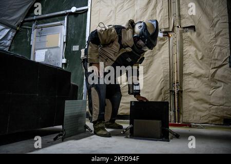 Sergent d'état-major Raul “Adrian” Ayala, un technicien en élimination d’engins explosifs affecté au Squadron du Génie civil expéditionnaire 380th, utilise une plaque de plomb et une grille lors d’un défi aux rayons X 8 septembre 2022, à la base aérienne d’Al Dhafra, aux Émirats arabes Unis. En utilisant une grille et une imagerie par rayons X en tandem, les techniciens EOD peuvent cibler avec précision les composants clés des circuits explosifs sans les désactiver. Banque D'Images