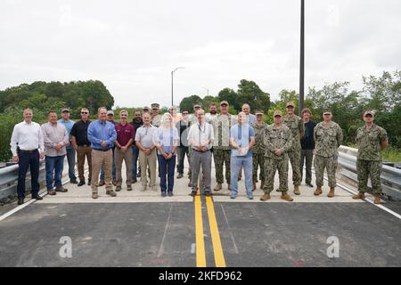 Le 8 septembre, NAVFAC Washington a coupé le ruban sur un nouveau pont enjambant le ruisseau Gambo à l'installation de soutien naval (NSF) Dahlgren. Service des travaux publics Dahlgren et ses partenaires contractuels. Banque D'Images